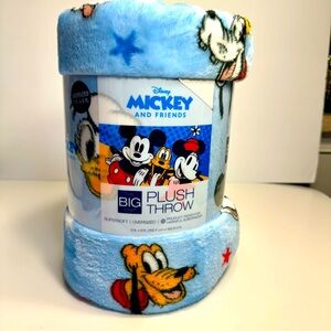 NWT. Disney's Oversized Supersoft Printed Plush Throw. Independence Day theme